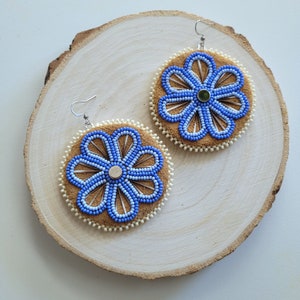 Orecchini con perline a forma di fiore blu/aculei di porcospino