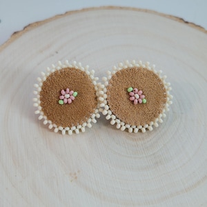 Orecchini a perno con perline a forma di fiore rosa selvatico, in pelle color crema e alce.