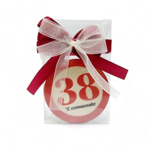 Calamita in legno a forma di numero della tombola napoletana, ricordo personalizzato per rendere unico il tuo evento da festeggiare