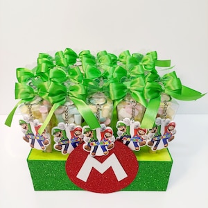 Kit festa in tema Super Mario con portachiavi regalo personalizzati, coni porta marshmallows in PVC e base scenografica in polistirolo
