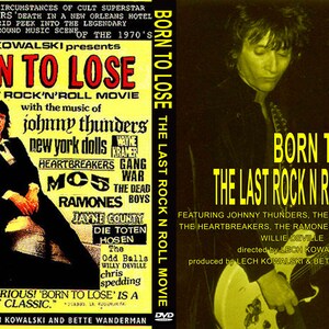 Puede incluir: Portada de DVD de "Born to Lose: The Last Rock N Roll Movie". La portada presenta texto e imágenes de músicos, incluido Johnny Thunders. La película explora la escena musical underground de Nueva York de los años 70.
