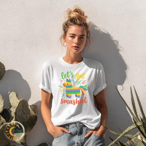 Puede incluir: Un letrero de madera rústica con el texto "Welcome to our home" en letras blancas. El letrero presenta un acabado envejecido y un diseño sencillo y acogedor, perfecto para un porche o entrada.