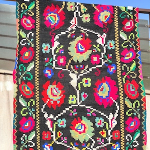 Vintage Romanian rug, handmade wool rug, tapis moldave, hand-woven in the 50s, kelim Moldavian boho rug, 195x125cm.