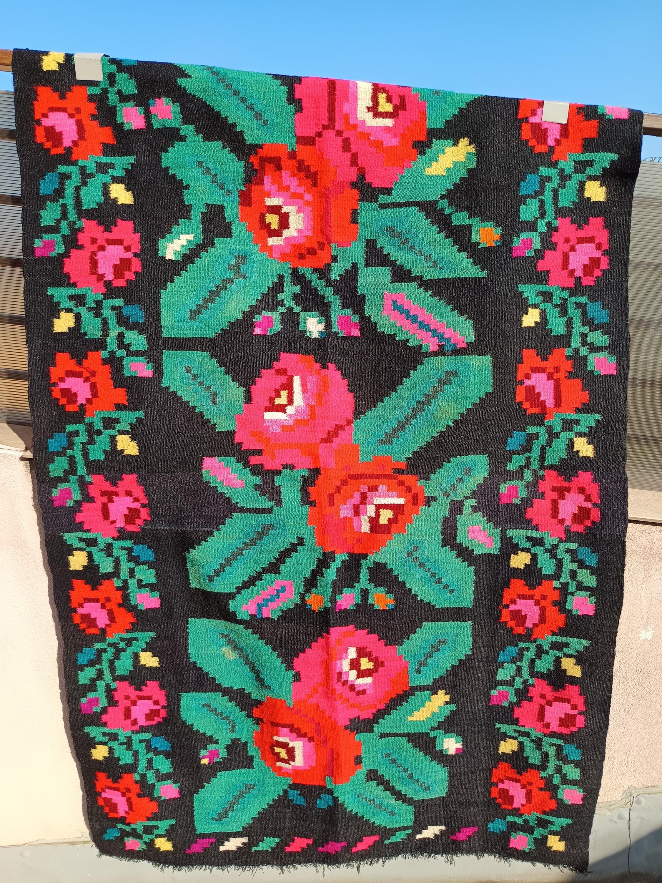 Vintage Romanian rug, handmade 100% wool rug, tapis roumain, kelim  Moldavian art, hand-woven in the 70s, boho floral rug, 195x125cm.