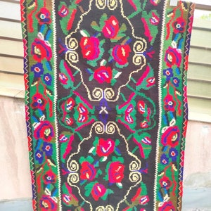 Vintage Romanian rug, handmade wool carpet, kelim Moldavian art, tapis moldave, hand-woven in the 70s,cozy boho floral style, 200x120cm.