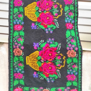 Vintage Romanian rug, handmade wool runner, kilim Bessarabian art, tapis moldave, hand-woven in the 70s, boho floral style, 300x110cm.