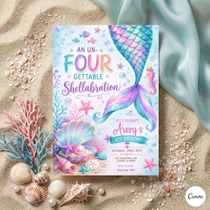 Può includere: Un invito di compleanno a tema sirena con una coda di sirena colorata, conchiglie e il testo "An Un-Four-Gettable Shellabration". L'invito include i dettagli per la festa del 4° compleanno di Avery.