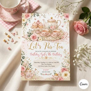 Könnte beinhalten: Rosa-goldene Einladung zur Teeparty mit floralen und Teetassen-Illustrationen. Die Einladung trägt die Aufschrift "Let's Par-Tea" und enthält Details für eine 5. Geburtstagsfeier, einschließlich Datum, Uhrzeit und Ort.