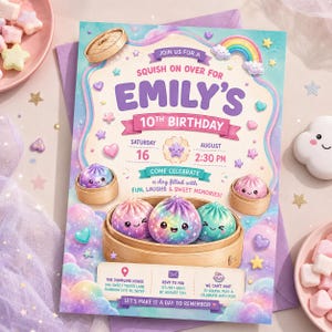 Könnte beinhalten: Eine Geburtstagseinladungskarte mit pastellfarbenen Wolken, Regenbögen und Sternen. Der Text lautet: JOIN US FOR A SQUISH ON OVER FOR EMILY'S 10TH BIRTHDAY, SATURDAY 16 AUGUST 2:30 PM, THE DUMPLING HOUSE, 246 SWEET TREATS LANE, DUMPLING CITY, RC 56789.