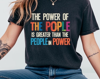 レトロコンフォート活動家Tシャツ、コリー・ブッカー上院議員シャツ、政治ギフト、「人民の力は権力者よりも大きい」Tシャツ