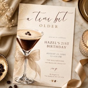 Könnte beinhalten: Eine beige Geburtstagseinladung mit einer Cocktail-Illustration. Der Text lautet "a tini bit OLDER" und enthält Details für Hazels 21. Geburtstag, wie Datum, Uhrzeit und Veranstaltungsort. Eine dekorative Schleife schmückt das Cocktailglas.