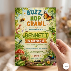 Puede incluir: Una colorida invitación con el texto "BUZZ, HOP, CRAWL" y "BENNETT cumple 6 años". La invitación presenta ilustraciones de insectos, incluyendo una abeja y una mariposa, con un fondo verde y marrón.
