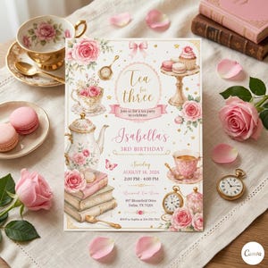 Könnte beinhalten: Rosa-goldene Einladung zur Teeparty mit dem Text "Tea for three" und "Isabella's 3rd Birthday". Das Design umfasst Illustrationen von Teetassen, einer Teekanne, Makronen und Rosen, für einen Geburtstag.