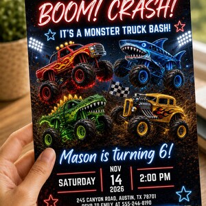 Op de afbeelding: Een kleurrijke uitnodiging voor een verjaardagsfeest met monstertruckthema. Het ontwerp toont vier monstertrucks: een rode truck met vlammen, een blauwe haaientruck, een groene alligator truck en een gele hot rod. De tekst luidt "BOOM! CRASH!" en "Mason wordt 6!"
