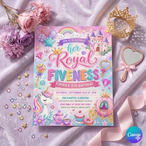 Könnte beinhalten: Eine farbenfrohe Einladung für eine Geburtstagsparty zum Thema Prinzessin. Die Einladung zeigt Illustrationen von Schloss, Einhorn und Kutsche. Der Text lautet "her Royal Fiveness" und "Sophia's 5th Birthday". Die Einladung ist von Blumen und einer Krone umgeben.