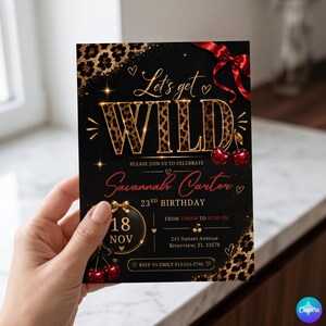 Puede incluir: Tarjeta de invitación negra con detalles dorados y estampado de leopardo. El texto "Let's get WILD" se muestra de forma destacada. La tarjeta es para el 23 cumpleaños de Savannah Carter, con la fecha, hora y detalles del lugar. Un lazo rojo y cerezas añaden un toque decorativo.