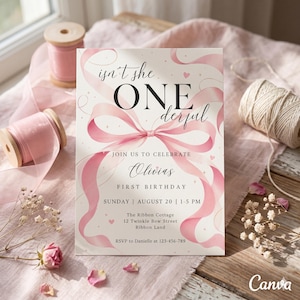 Puede incluir: Una invitación de primer cumpleaños rosa y blanca con el texto "isn't she ONE derful". La invitación presenta un diseño de lazo rosa e incluye detalles para la celebración del primer cumpleaños de Olivia.