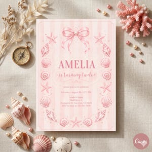 Peut inclure: Une invitation rose avec le texte "AMELIA is turning twelve", ornée de coquillages, d'étoiles de mer et d'un nœud. La carte comprend les détails de l'événement : date, heure et lieu. Éléments décoratifs : perles, corail et une boussole.