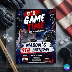 Puede incluir: Un folleto de invitación de cumpleaños rectangular con temática de hockey y el texto IT'S GAME TIME JOIN US TO CELEBRATE MASON'S 9TH BIRTHDAY. El diseño incluye una portería de hockey, un casco, un palo y un disco sobre un fondo azul y rojo.