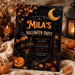 Puede incluir: Una invitación rectangular para una fiesta de Halloween con un gato negro con sombrero de bruja, una calabaza y una luna creciente dorada. El texto dice: A LITTLE MAGIC IS BREWING, MILA'S HALLOWEEN PARTY, SATURDAY, OCTOBER 24, 4:30-7:00 PM, THE MOONLIT GARDEN, 18 WILLOW LANE, MAPLE GROVE, COSTUMES, CANDY, GAMES, RSVP TO EMMA BY OCTOBER 17, (555) 614-7286.