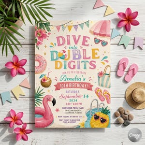 Może przedstawiać: Kolorowe zaproszenie na 10. urodziny Amelii z napisem "Dive into Double Digits". Projekt zawiera pływak w kształcie flaminga, ananasa w okularach przeciwsłonecznych i ilustracje plażowe. Data to 14 września 2024.