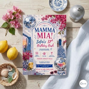 Peut inclure: Une invitation de fête avec le texte "MAMMA MIA! Sofia's 17th Birthday Bash" sur un fond de scène d'île grecque. L'invitation comprend les détails de l'événement, avec des boules disco et des décorations florales.