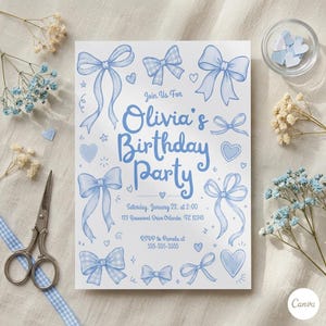 Puede incluir: Una tarjeta de invitación rectangular para fiesta de cumpleaños con lazos, corazones y estrellas de color azul claro. El texto dice: Join Us For Olivia's Birthday Party, Saturday, January 22, at 2:00, 123 Rosewood Drive Orlando, FL 12345, RSVP to Pamela at 555-555-5555.