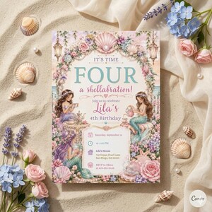 Könnte beinhalten: Eine rechteckige Geburtstagseinladungskarte mit einem Meerjungfrauen-Teeparty-Motiv, verziert mit Blumen und Muscheln. Der Text lautet: IT'S TIME FOUR a shellabration! Join us to celebrate Lila's 4th Birthday, Samstag, 14. September, um 14:30 Uhr.