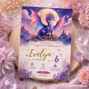 Op de afbeelding: Een rechthoekige verjaardagsuitnodiging met een paarse en blauwe draak op een rots onder een volle maan. De tekst luidt: Join us for a Magical Celebration, Evelyn is turning 6, Saturday November 8, 3:30 PM to 6:30 PM, Moonlight Manor 27 Starlight Ridge Evergreen, OR 97035, RSVP to Chloe 555-0117 by October 25.