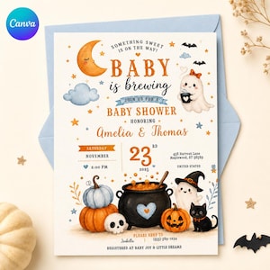 Może przedstawiać: Zaproszenie na baby shower z półksiężycem, gwiazdami, chmurami, duszkiem z kubkiem, czarnym kociołkiem, dyniami, czaszką i czarnym kotem. Tekst głosi: Something sweet is on the way! Baby is brewing. Join us for a baby shower.