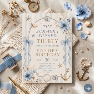 Può includere: Un biglietto d'invito con tema nautico. Il testo recita "The Summer I Turned Thirty" e "Sophie's Birthday". Presenta accenti floreali blu, conchiglie, stelle marine e un'ancora. La carta include i dettagli dell'evento e le informazioni RSVP.