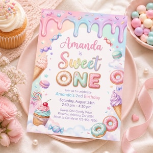 Puede incluir: Una invitación de cumpleaños en colores pastel con el texto "Amanda is Sweet ONE". La invitación presenta ilustraciones de donuts, conos de helado y caramelos. La invitación también incluye la fecha, la hora y el lugar de la fiesta.