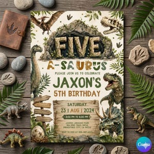 Könnte beinhalten: Eine Dinosaurier-Geburtstagseinladungskarte mit dem Text FIVE A-SAURUS JAXON'S 5TH BIRTHDAY, illustriert mit einem T-Rex, einem Flugsaurier, einem Triceratops und einem Langhalsdinosaurier, umgeben von grünen Blättern und Steinstrukturen.