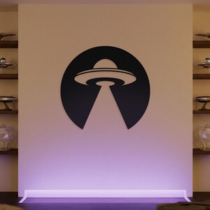 Decoración de pared metálica con forma de ovni, letrero de nave espacial alienígena, decoración de ciencia ficción para el hogar, regalo para amantes del espacio, letrero de pared extraterrestre