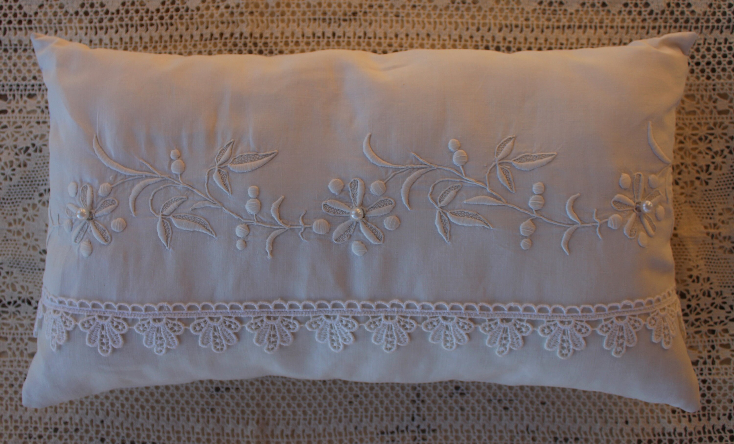 Coussin Blanc avec Broderies