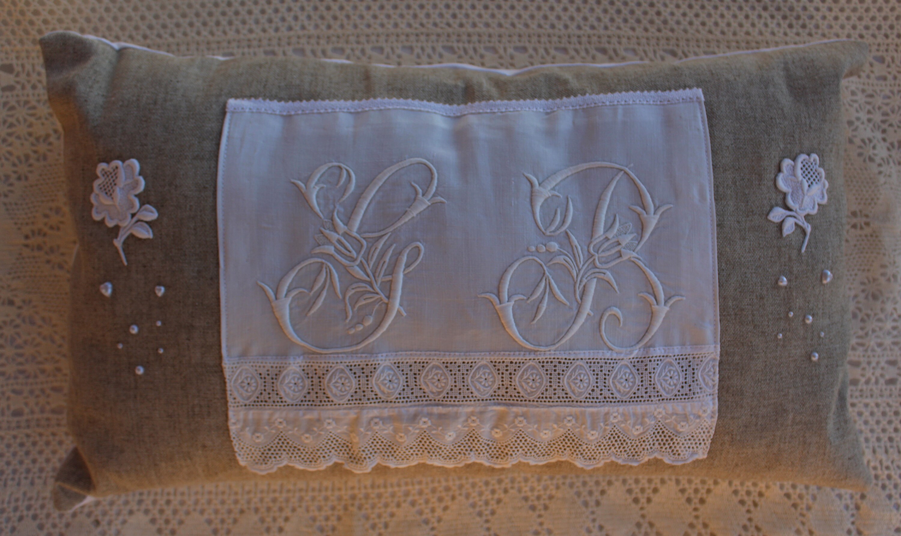 Coussin Toile de Jute et Monogrammes