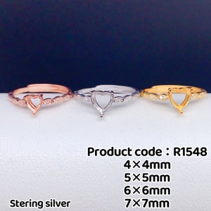 Peut inclure: Trois bagues en argent sterling avec des montures en forme de cœur et une rangée de petites pierres claires. Les bagues sont présentées en or rose, argent et or. Le code produit est R1548. Les tailles sont 4x4mm, 5x5mm, 6x6mm et 7x7mm.