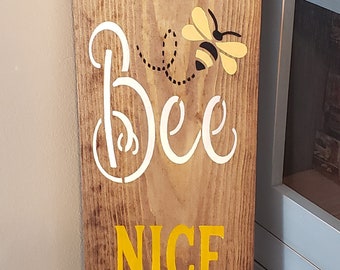 Letrero de madera para puerta de entrada vertical &quot;Be Nice or Buzz Off&quot;