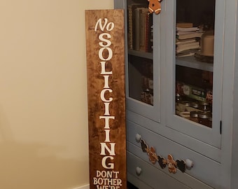 Letrero de madera para puerta de porche con texto &quot;No se permite solicitar&quot;
