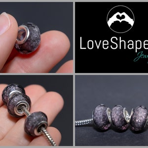 Puede incluir: Tres cuentas de plata con un acabado gris oscuro brillante. Las cuentas están en una pulsera de cadena de plata.