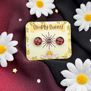 Nyckelpiga örhängen: Handgjord resin cabochon, insektsdesign