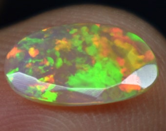 Pietra preziosa opale etiope sfaccettata multi fuoco da 12x6,6x1,8 MM, pietra preziosa opale di forma ovale, opale da 0,60 carati.