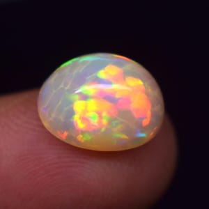 Äthiopischer Feueropal Cabochon: Tropfenförmiger Edelstein (13x10.3x7.6 mm)