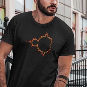 Op de afbeelding: Een zwart T-shirt met een grafische afbeelding van een fractal ontwerp in oranje en rood.