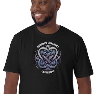 Könnte beinhalten: Ein schwarzes T-Shirt mit einem Grafikdruck eines lila und blauen Knotens mit dem Text "Laut der Stringtheorie bin ich kein einfacher Knoten".