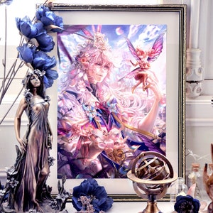 Puede incluir: Una obra de arte enmarcada representa una figura de fantasía con cabello rosado y un hada. La obra está rodeada de elementos decorativos, incluyendo una estatua de bronce, flores azules y una esfera armilar de latón. La estética general es caprichosa y artística.