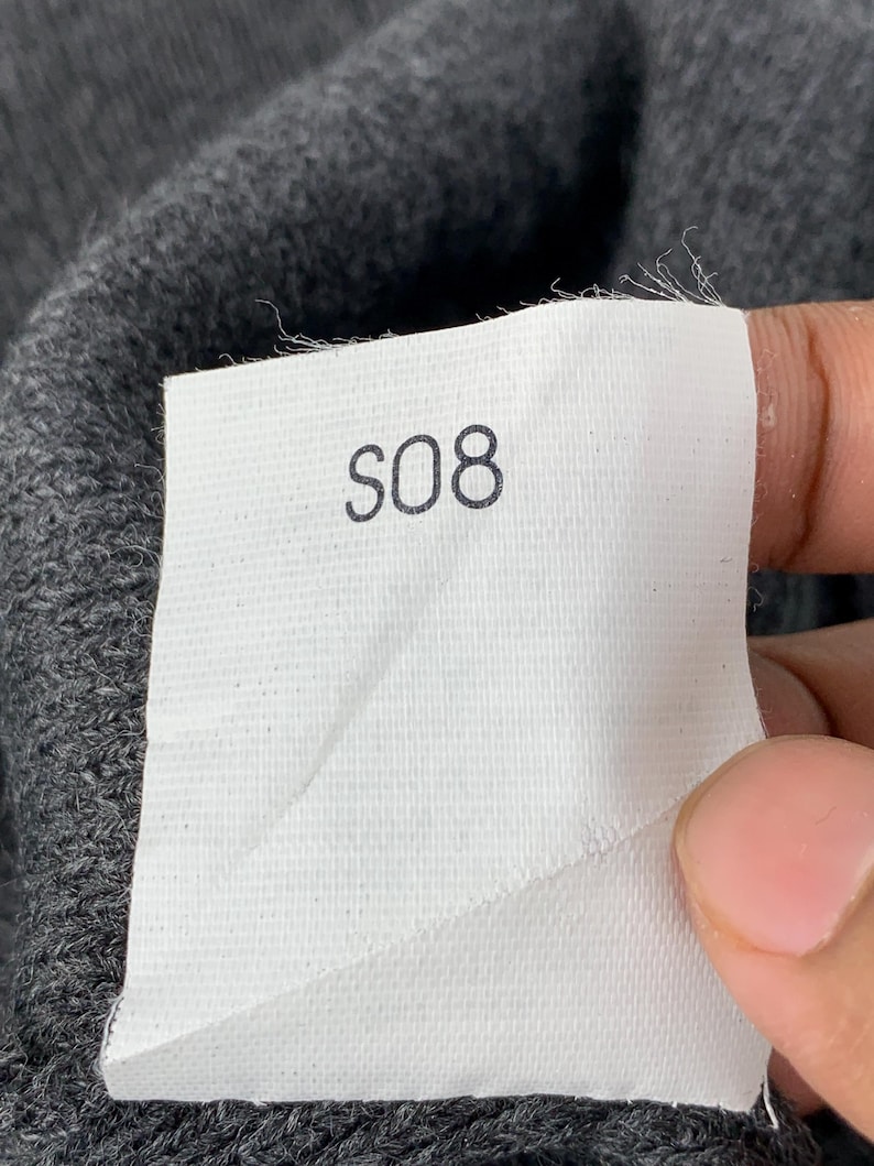 Puede incluir: Una etiqueta blanca con el n&uacute;mero "S08" impreso en negro.