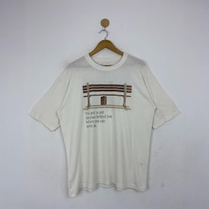 Forrest Gump Film T-Shirt Vintage Weiß Grafik T-Shirt Iconic Bench Zitat Klassische Film Memorabilia Größe LARGE Lässige Streetwear Tom Hank