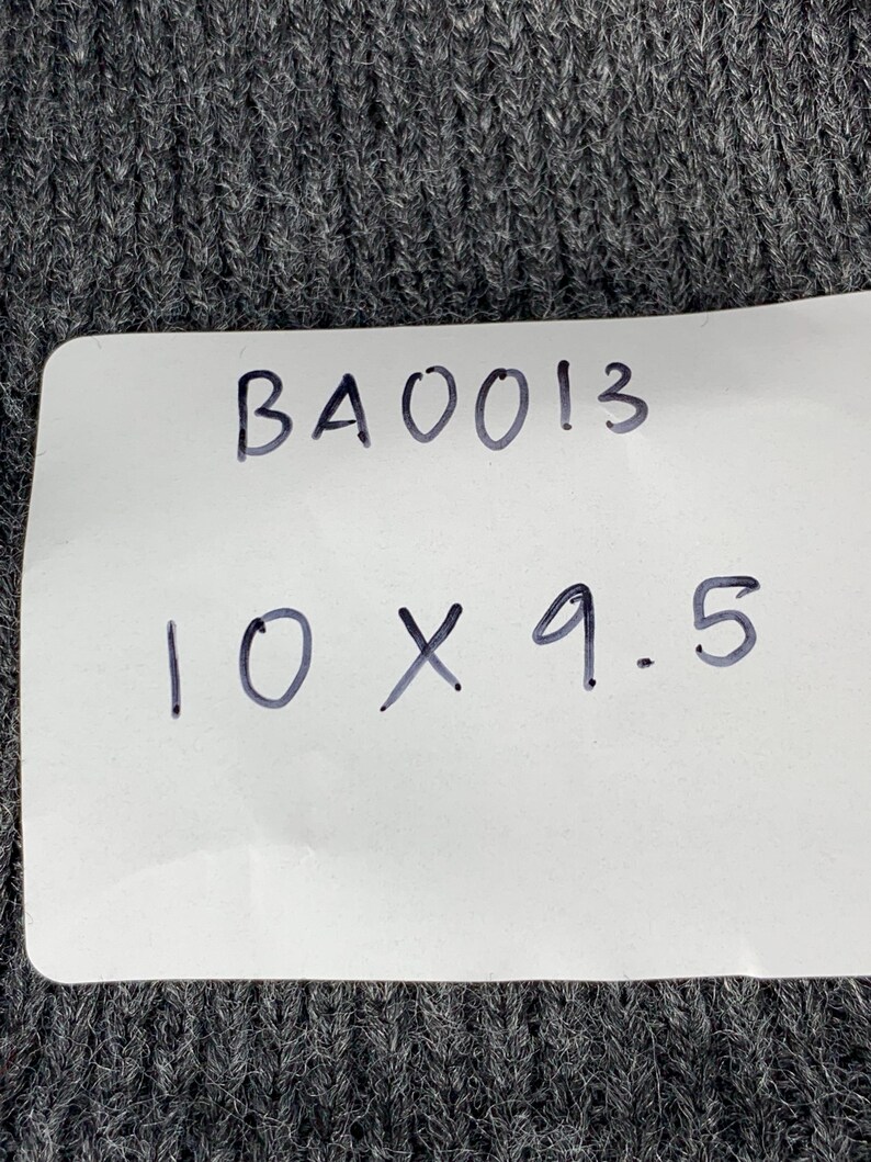 Puede incluir: Una etiqueta blanca con texto escrito a mano en negro que dice "BA0013 10 X 9.5".