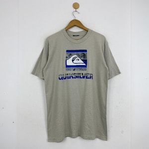 Vintage Quiksilver T-Shirt mit mutigem Logo-Design Herren Medium Graphic Tee Casual Wear Beach Style Surfwear Hellgraues Surfing Equipment